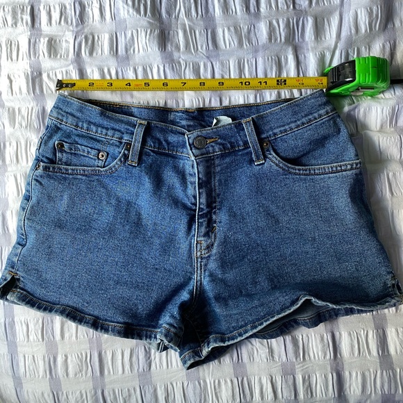 SOLD ❤️ Vintage Levi’s Jean Shorts - Picture 2 of 4